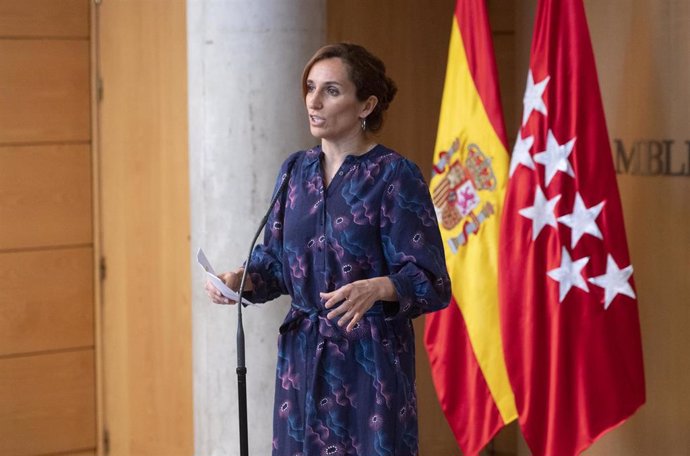 La portavoz de Más Madrid en la Asamblea de Madrid, Mónica García, comparece en la zona de banderas, en la Asamblea de Madrid