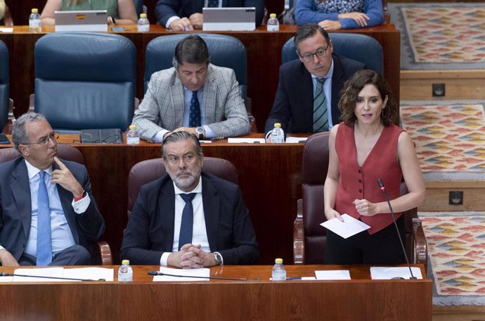 La presidenta de la Comunidad de Madrid, Isabel Díaz Ayuso, interviene en una sesión plenaria, en la Asamblea de Madrid