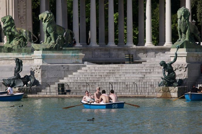 Un grupo de chicos en las barcas de El Retiro en día en que España ha comenzado a sufrir un "importante" episodio cálido con temperaturas de pleno verano, a 17 de mayo de 2022, en Madrid (España). Algunas zonas de la península rozarán los 40 grados cent