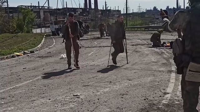 El Gobierno ruso difunde imágenes de militares ucranianos salidos de la acería de Azovstal