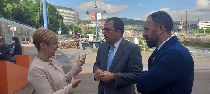 La consejera  de Desarrollo Económico,, Sostenibilidad y Medio Ambiente, ArantxaTapia, el secretario general de Industria y de la Pequeña y Mediana Empresa (PYME), Raül Blanco, y el delegado del Gobierno en Euskadi, Denis Itxaso