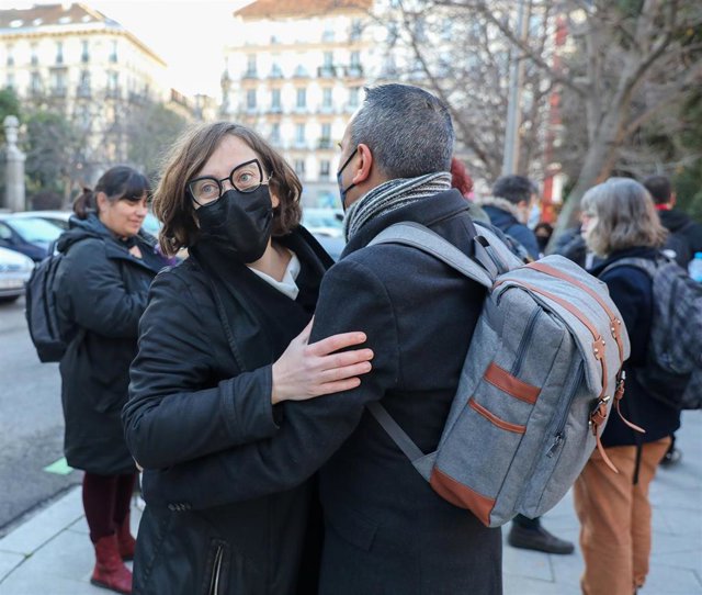 Archivo - La diputada del Parlament de Cataluña y portavoz de la CUP, Eulalia Reguant (i), a su llegada al Tribunal Supremo para declarar por un presunto delito de desobediencia grave a la autoridad durante el juicio del 'procés'.