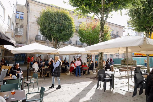 Archivo - Grupos de comensales sentados en una terraza en Vigo.