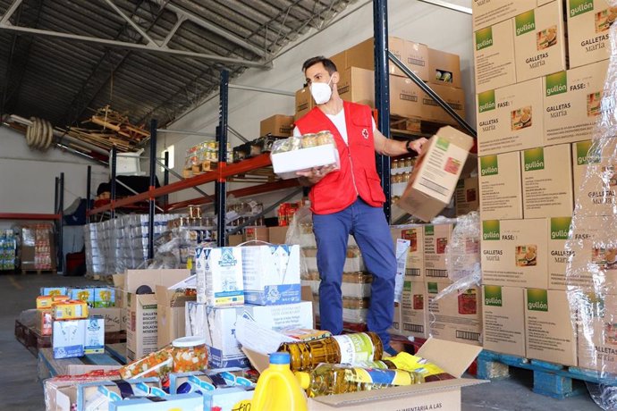 Archivo - Alimentos almacenados por Cruz Roja para su reparto.