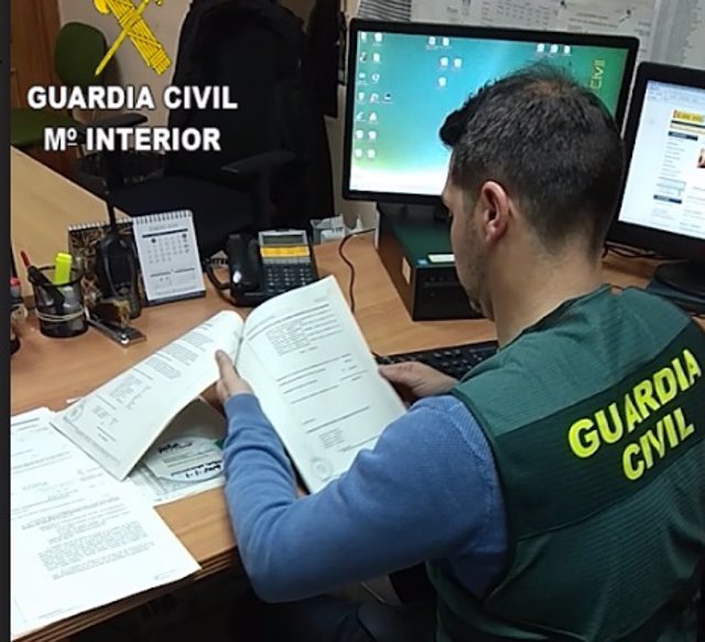 Archivo - Un agente de la Guardia Civil investigando en las redes.