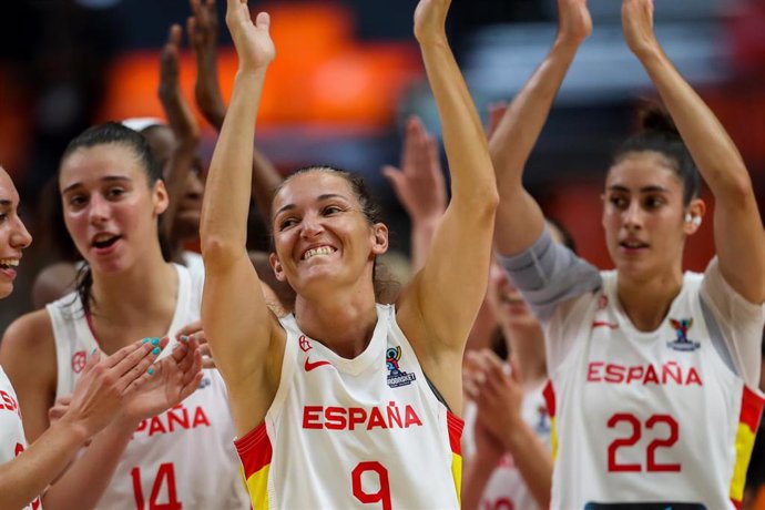 Archivo - Laia Palau aplaude tras un partido de la selección española