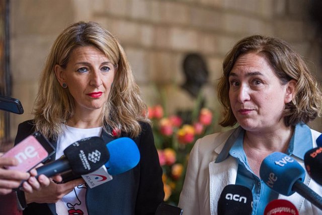 La alcaldesa de Barcelona, Ada Colau (d); junto a  la vicepresidenta segunda y ministra de Trabajo, Yolanda Díaz, durante la inauguración de la festividad de Sant Jordi en el Ayuntamiento, a 23 de abril de 2022, en Barcelona, Cataluña, (España). 