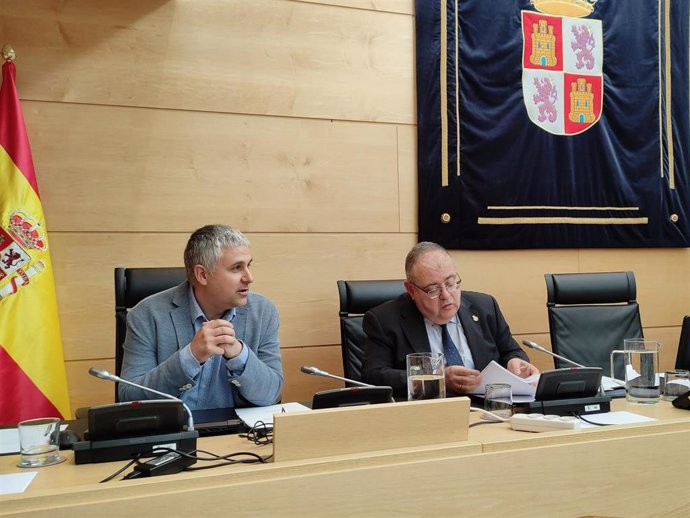 El cosnejero de Sanidad, Alejandro Vázquez, (d) en las Cortes de Castilla y León.