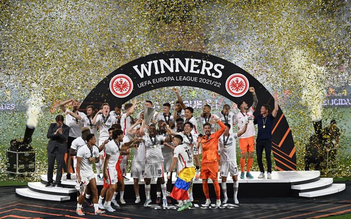 19 May 2022, Spain, Seville: Eintracht Frankfurt players celebrate with the trophy after winning the UEFA Europa League final soccer match between Eintracht Frankfurt and Rangers at the Ramon Sanchez-Pizjuan Stadium. Photo: Arne Dedert/dpa