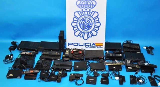 Dispositivos intervenidos a los hosteleros imputados.