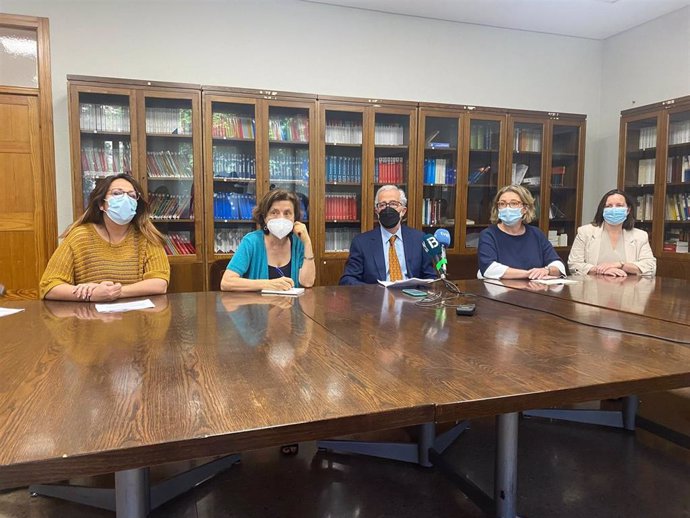 La consellera de Asuntos Sociales y Deportes, Fina Santiago, durante una rueda de prensa en los Juzgados.