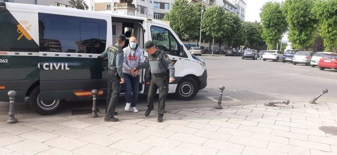 Un acusado en Lugo de pederastia llega a la sede judicial.