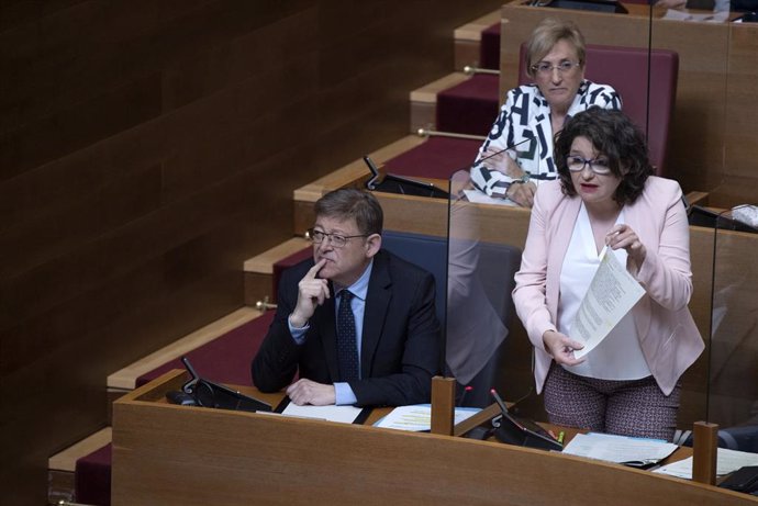 El president de la Generalitat, Ximo Puig, y la vicepresidenta del Consell y consellera de Igualdad y Políticas Inclusivas, Mónica Oltra, en el pleno de Les Corts