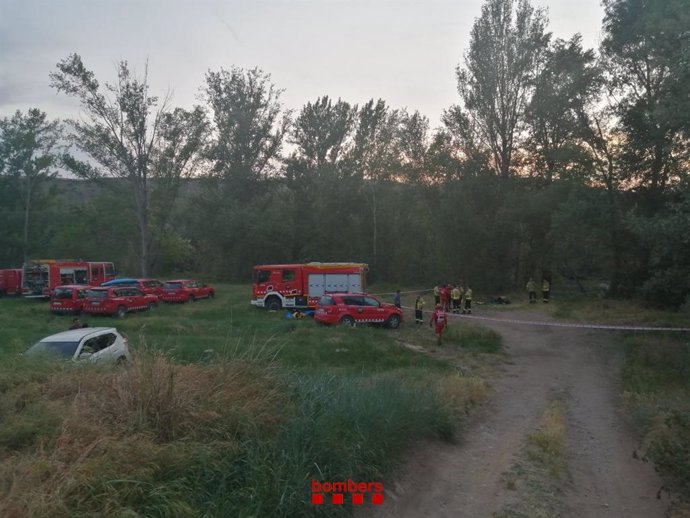 Los Bombers de la Generalitat realizando trabajos de búsqueda del chico desaparecido, este miércoles 19 de mayo en las  inmediaciones del río Segre a la altura de Balaguer (Lleida)