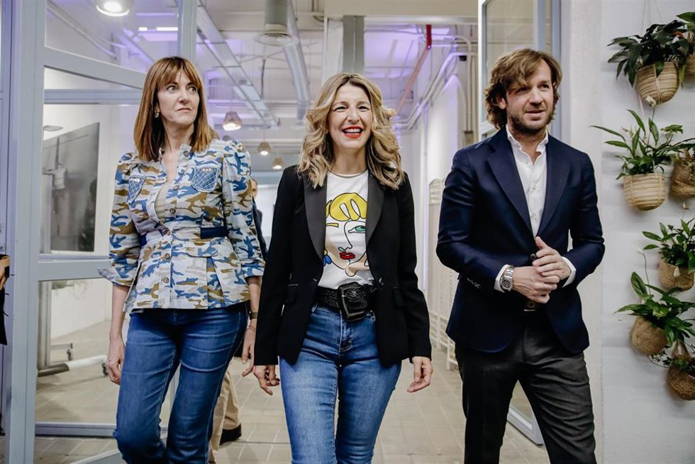 (I-D) La vicelehendakari segunda, Idoia Mendia; la vicepresidenta segunda del Gobierno, Yolanda Díaz y el vicepresidente de Prisa, Rosauro Varo, en un foro sobre el futuro del trabajo, en Espacio Rastro, a 19 de mayo de 2022, en Madrid (España).