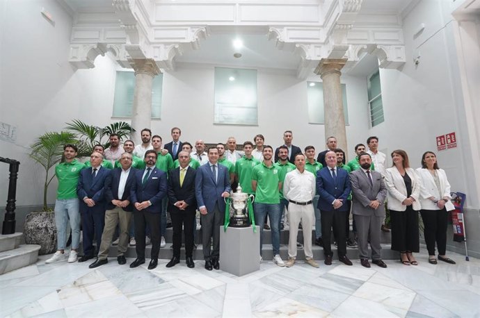 El presdiente de la Junta, Juanma Moreno, recibe al UMA Antequera, campeón de la Copa del Rey de fútbol sala