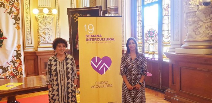 (De Izquierda A Derecha) La Concejal De Servicios Sociales Y Mediación Comunitaria, Rafaela Romero, Y La Concejal Delegada Especial De Convivencia Y Mediación Comunitaria, Carmen Jiménez, Presentan La Programación De La XIX Semana Intercultural