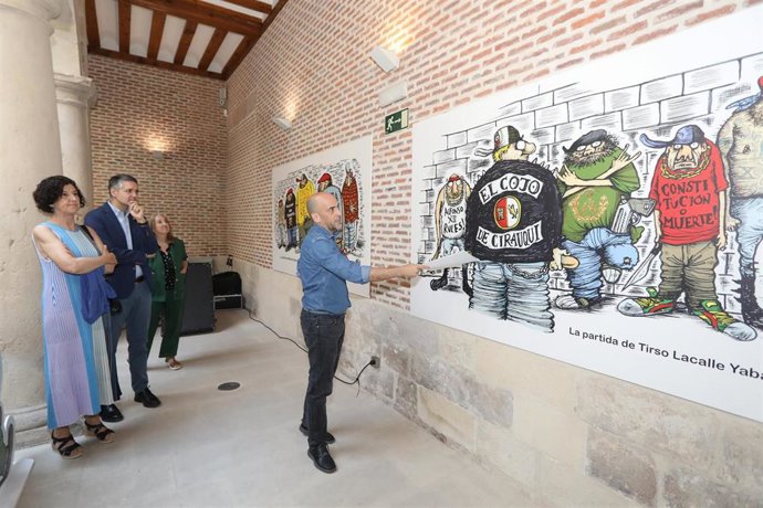 César Oroz explica uno de sus trabajos