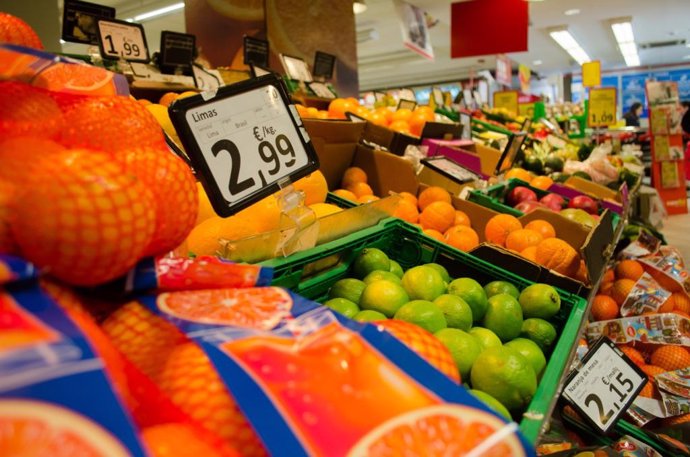 Archivo - Frutas en el supermercado