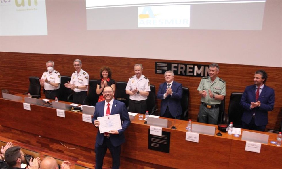 El responsable de Seguridad de Hefame, Francisco Andúgar, recoge la mención honorífica que reconoce el trabajo de la cooperativa en la distribución de vacunas contra el coronavirus