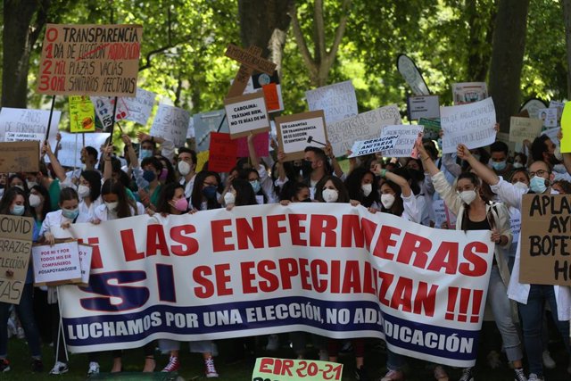 Archivo - Enfermeras con la pancarta 'Las enfermeras si se especializan' participan en la manifestación convocada por la plataforma FSE Unida como protesta al sistema de adjudicación MIR frente al Ministerio de Sanidad, a 25 de mayo de 2021, en Madrid (Es