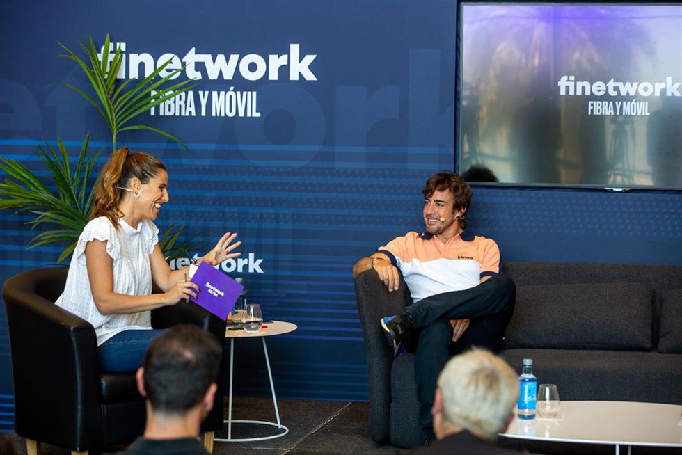 El piloto español de Fórmula 1 Fernando Alonso (Alpine) en un acto promocional con Finetwork