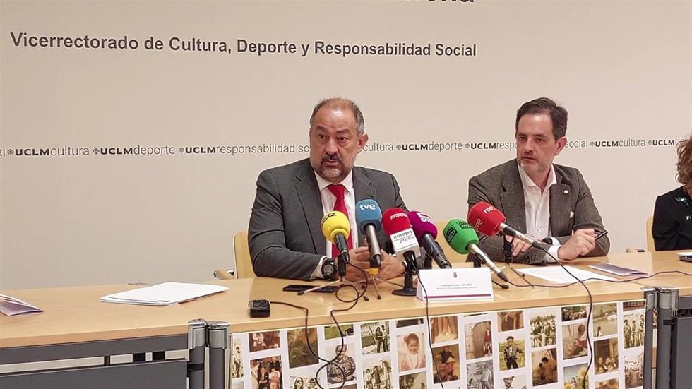 El rector de la UCLM, Julián Garde, en rueda de prensa.
