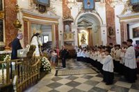 Más de 23.000 fieles pasan por el Besamanos de la Virgen, que cierra a la una de la madrugada