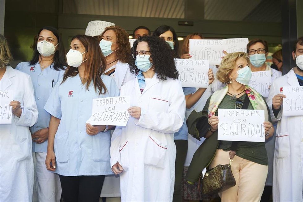 Personal sanitario durante una concentración contra las agresiones al personal sanitario, en el centro de salud de la calle Vargas,.