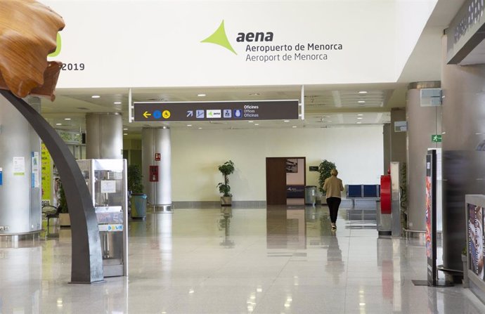 Archivo - Una persona en el aeropuerto de Menorca vacío durante el Covid-19 en  Menorca, Islas Baleares (España), a 28 de enero de 2021. 27 personas han fallecido por coronavirus en la isla desde el inicio de la pandemia.