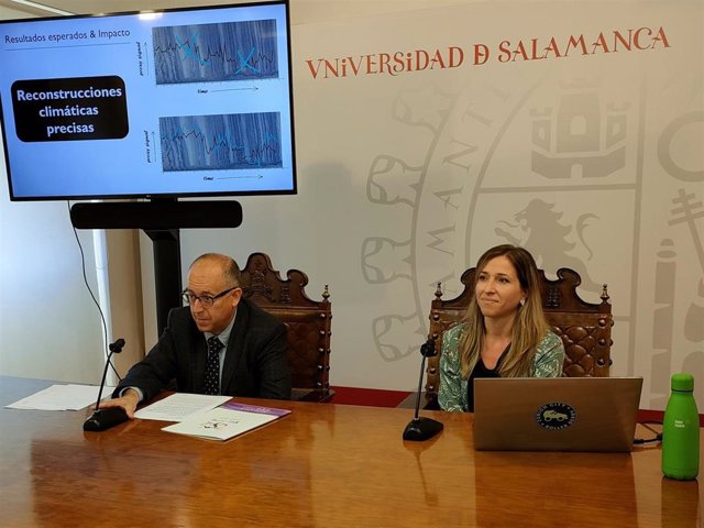 La investigadora Blanca Ausín (d) junto al vicerrector de Investigación y Transferencia de la USAL, José Miguel Mateos Roco (i).