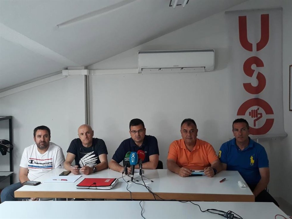 Responsables sindicales anuncian en rueda de prensa la huelga indefinida en transporte urbano.
