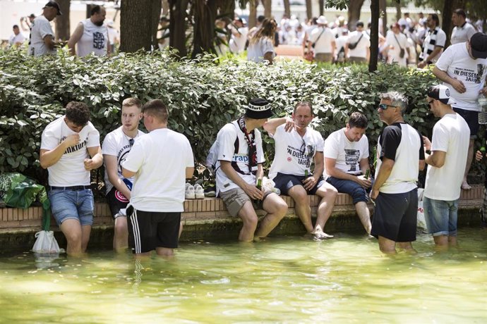 Imágenes de aficionados por la final de la UEFA en Sevilla.