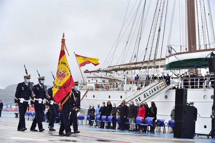 Archivo - El personal de la Armada asiste a la llegada del buque Juan Sebastián Elcano al Puerto de Cartagena
