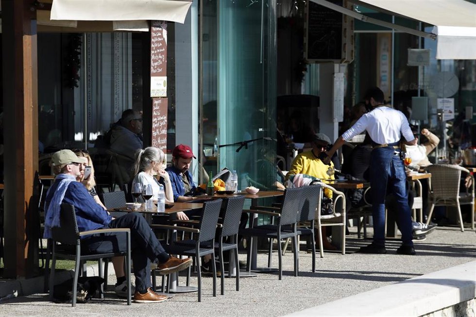 Archivo - Turistas en una terraza de Málaga en una imagen de archivo