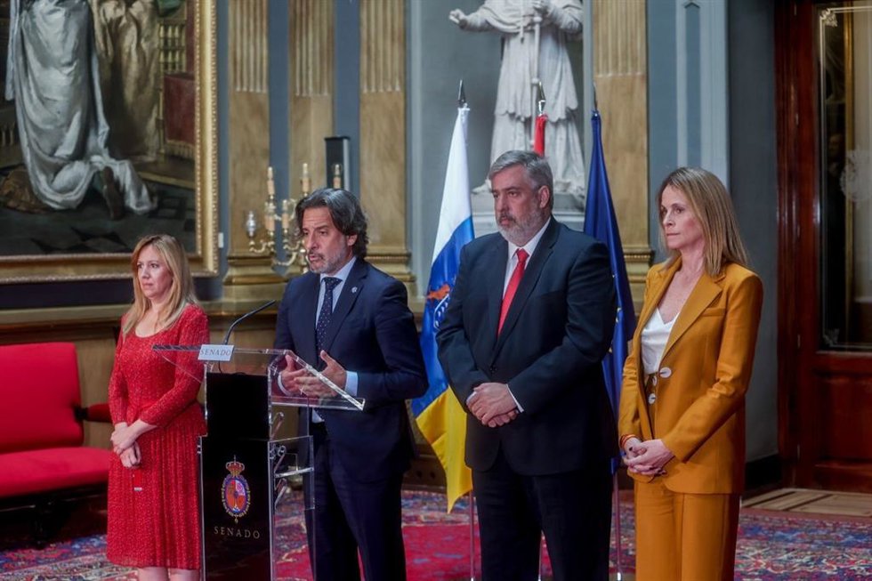El presidente del Parlamento de Canarias, Gustavo Matos, junto a miembros de la Mesa, en una intervención en el Senado