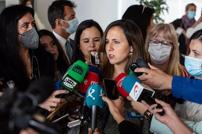 La ministra de Derechos Sociales y Agenda 2030, Ione Belarra, ofrece declaraciones a los medios a su llegada a la entrega de los Premios Reina Letizia 2021 en la Asamblea de Extremadura, a 4 de mayo de 2022, en Mérida, Badajoz, Extremadura (España). 