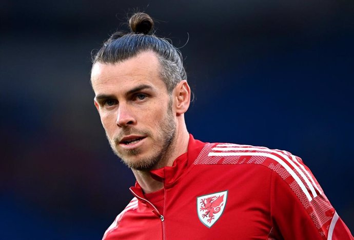 Archivo - El delantero galés Gareth Bale, durante un calentamiento con su selección antes de un partido amistoso ante la República Checa en el City Stadium.