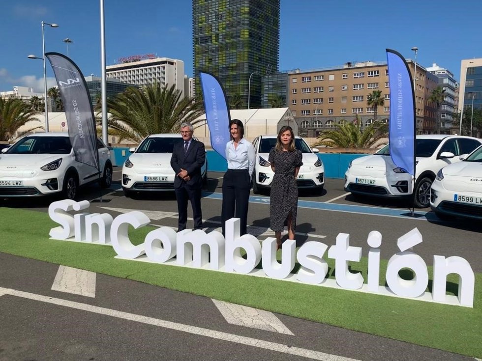 Del director general de Transportes del Gobierno de Canarias, Manuel Hernández; la directora Philip Morris en Canarias, Carmina Fusté, y la responsable de Marketing y Comunicación de KIA en Canarias, Graciela Romero