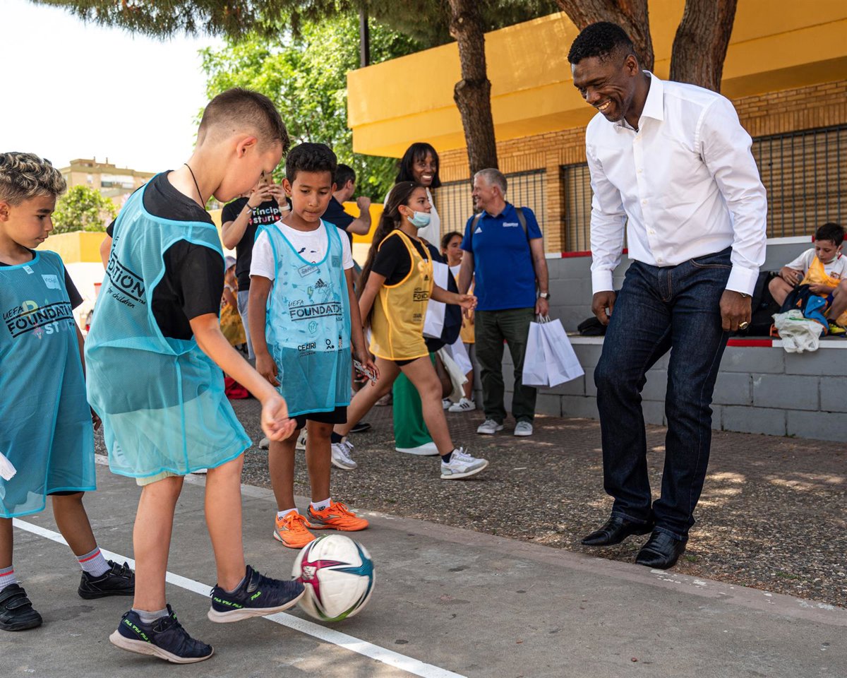 El Presidente De La UEFA Visita En Pino Montano Sevilla A 50 Ni os 