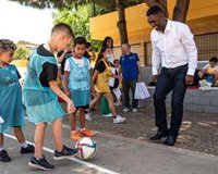El presidente de la UEFA visita en Pino Montano (Sevilla) a 50 niños del proyecto 'Deporte por Refugio'