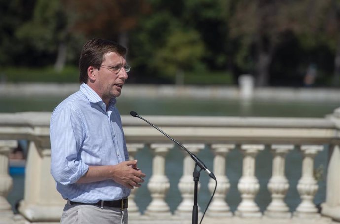 Archivo - Imagen de archivo del alcalde de Madrid, José Luis Martínez-Almeida, en una rueda de prensa convocada en los jardines de El Buen Retiro un día después de que la UNESCO lo haya declarado Patrimonio Mundial del Paisaje de la Luz.