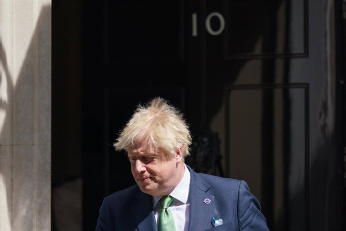 Boris Johnson frente a la entrada del número 10 de Downing Street. 