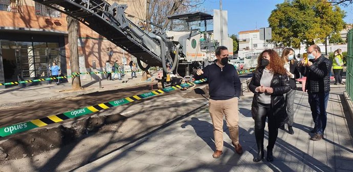 Archivo - La delegada de Bellavista-La Palmera, Carmen Fuentes, en una imagen de archivo de unas obras en el distrito.