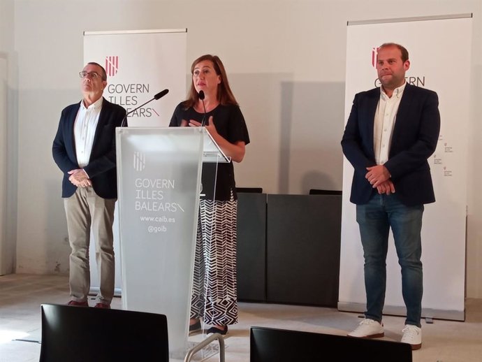 Los consellers Yllanes y Mir, junto a la presidenta del Govern, Francina Armengol.