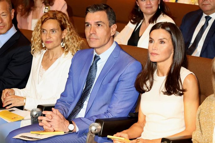 Meritxell Batet, Pedro Sánchez y la Reina Letizia durante la conferencia Los puentes de las Mujeres. Propuestas desde el Sur para el cambio global