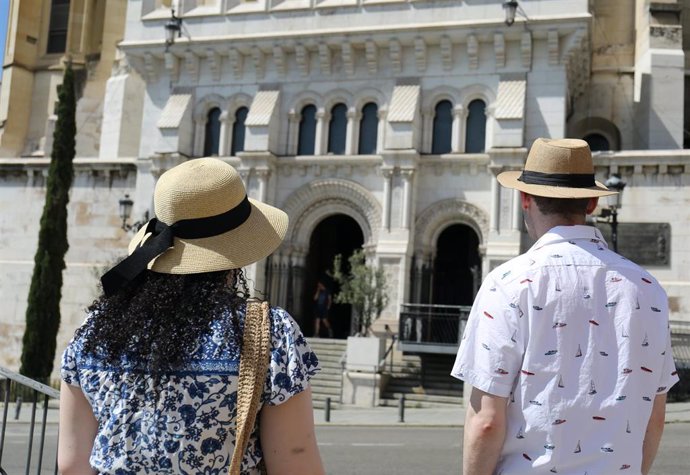 Una pareja con sombrero el día en que España ha comenzado a sufrir un "importante" episodio cálido con temperaturas de pleno verano, a 17 de mayo de 2022, en Madrid (España). Algunas zonas de la península rozarán los 40 grados centígrados y noches tropi