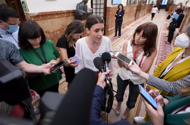La ministra de Igualdad, Irene Montero, responde a los medios a su llegada a una sesión plenaria, en el Congreso de los Diputados, a 18 de mayo de 2022, en Madrid (España). 