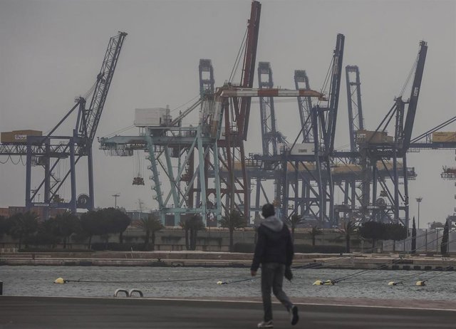 Archivo - Una persona pasea por el Puerto de València