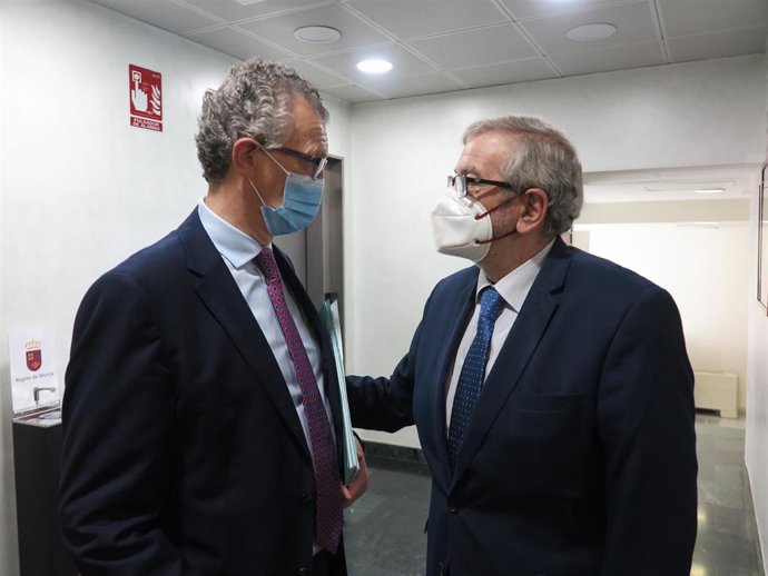 El consejero de Salud, Juan José Pedreño, a la izquierda, junto al presidente de la Asamblea Regional, Alberto Castillo